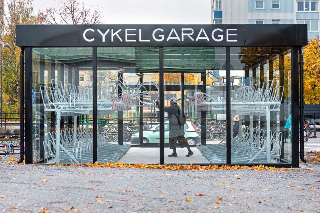 Lasiseinät pyörätallissa