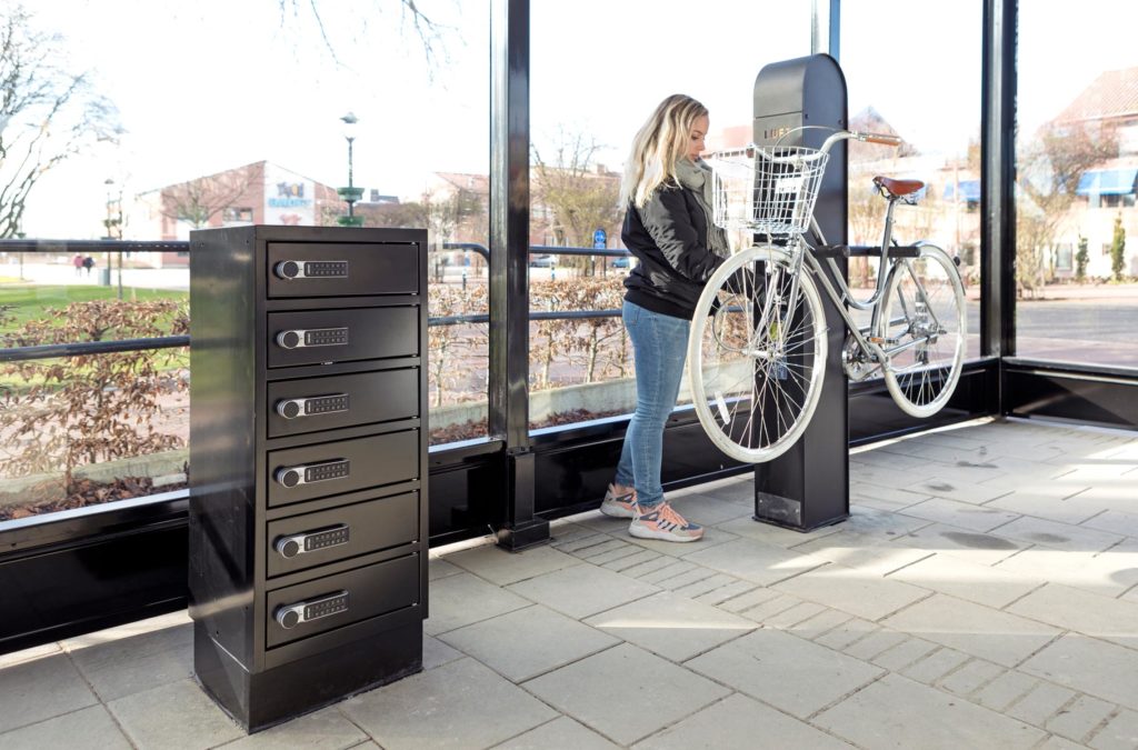 sähköpyörien latatauspiste ja pyöränhuoltopiste pyörähallissa