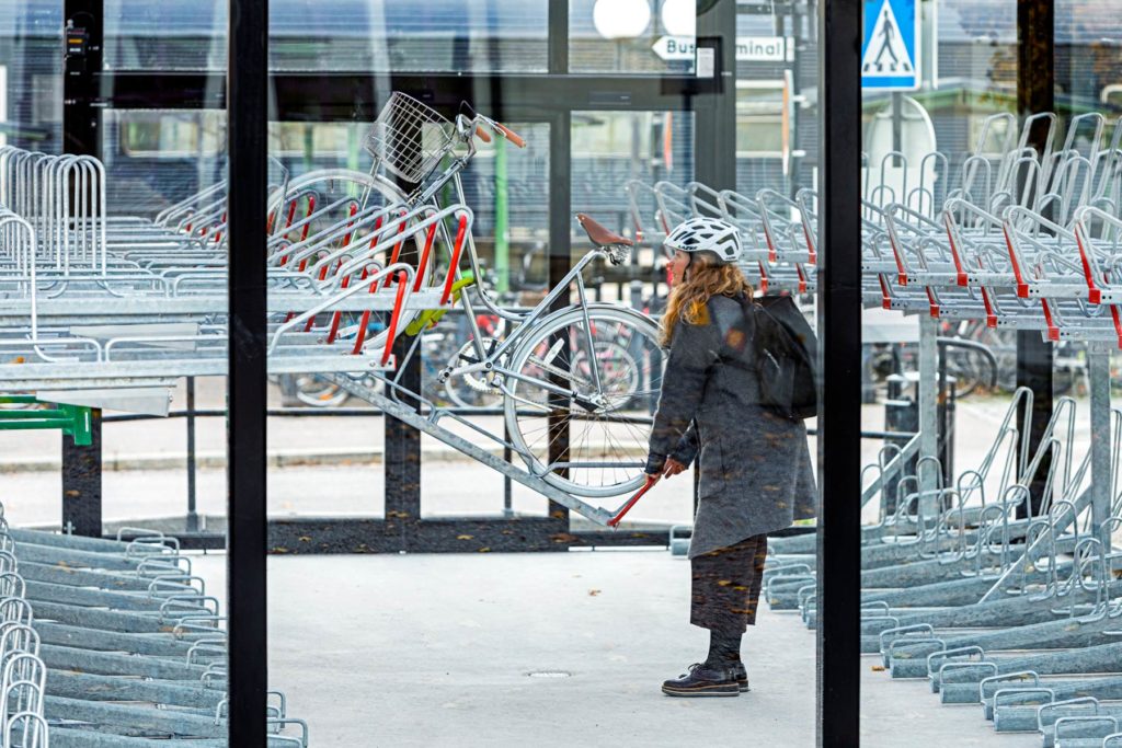 pyörätalli sääsuojana