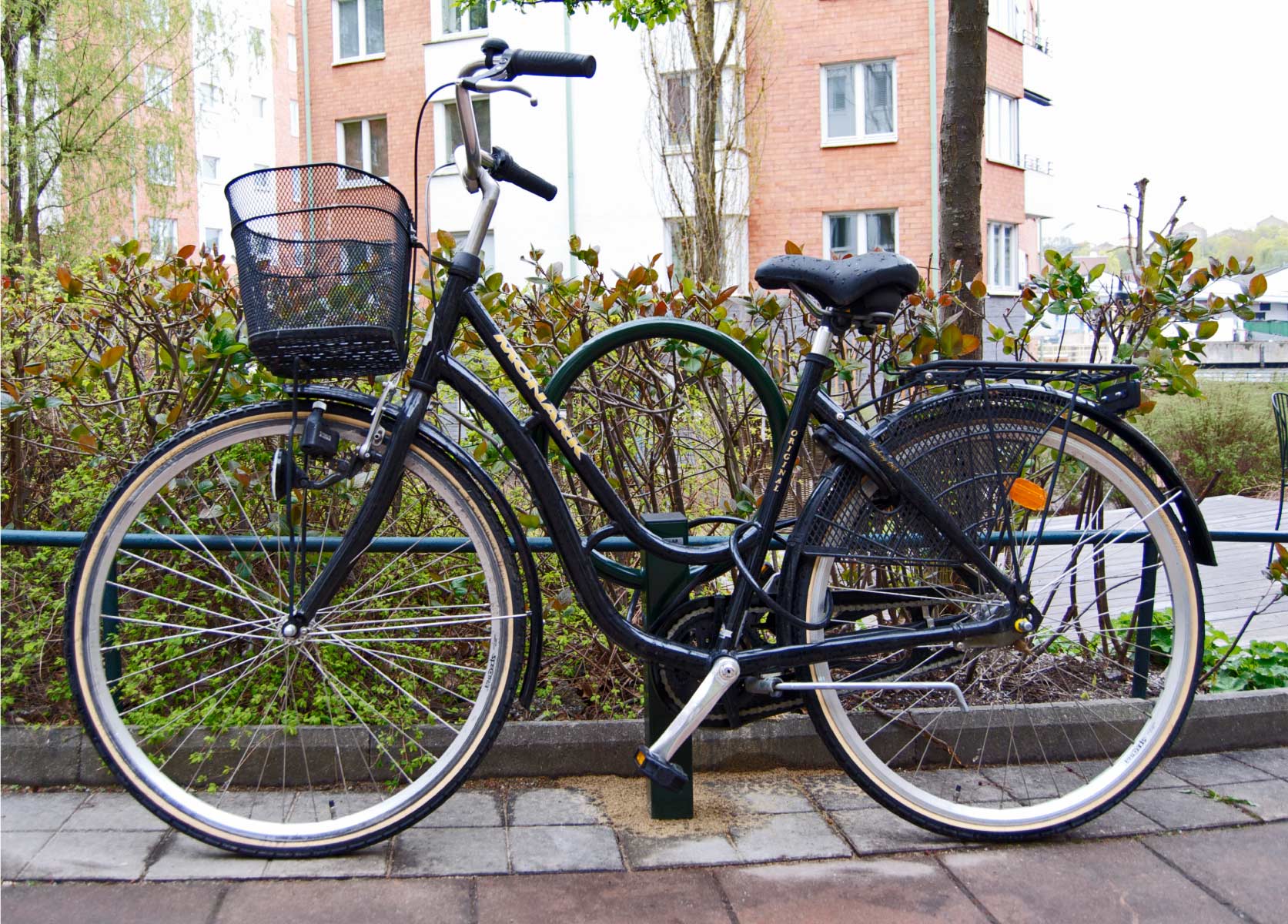Cyklos pyöräteline OMEGA viherällä värillä sivusta, asennettu ilman pidikkeitä