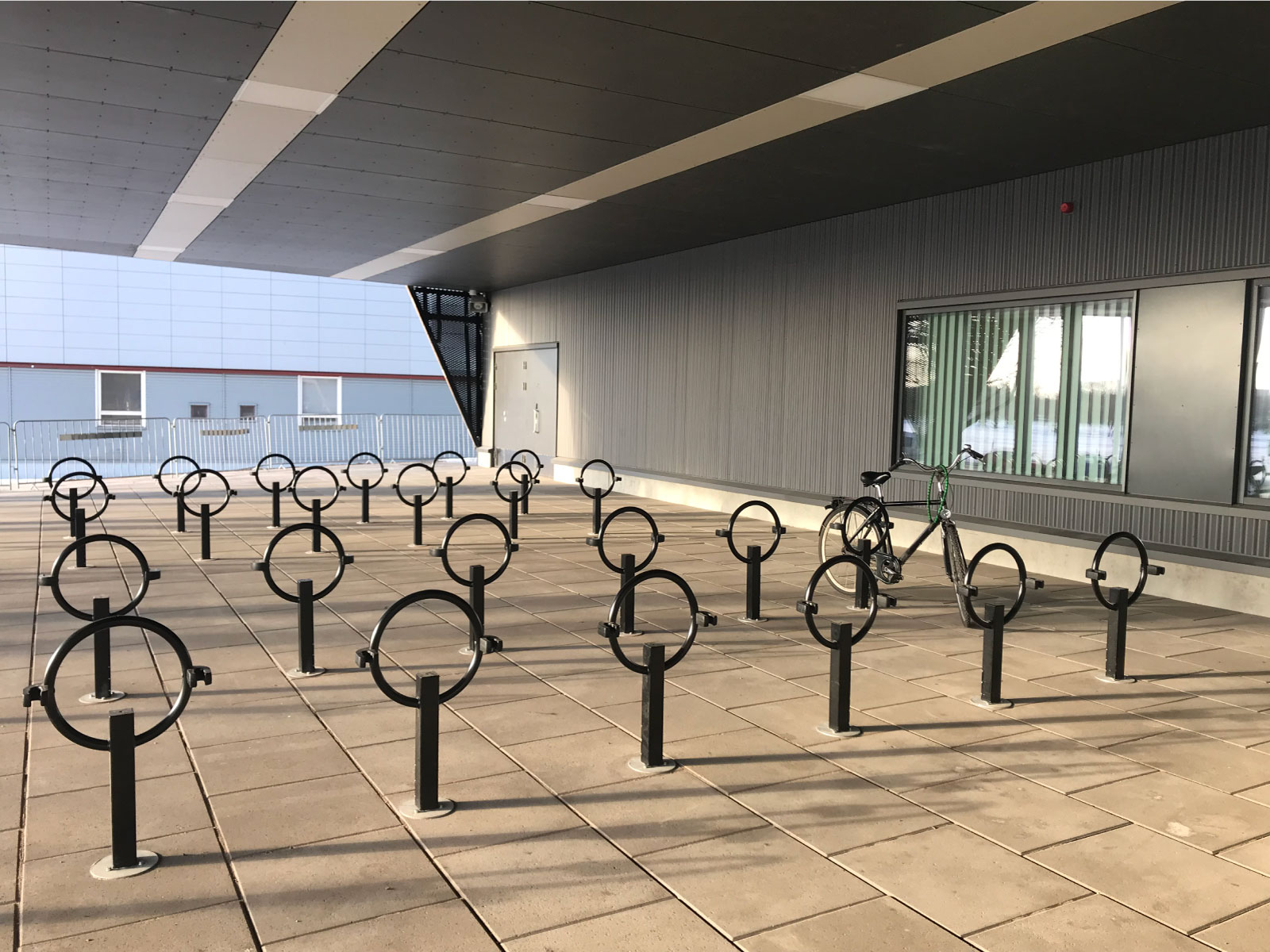 Cyklos pyöräteline OMEGA pidikkeellä Turussa, Kupittaan palloiluhallin ulkopuolella on asennettu 60 kappaletta