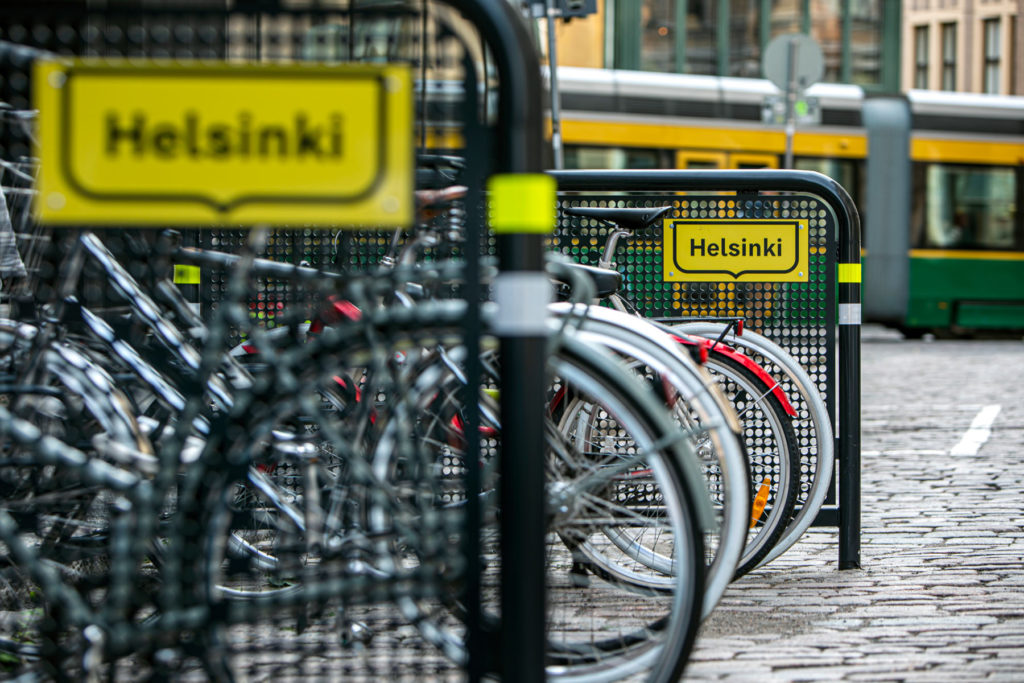Parkkiruudussa pyöräaitaus