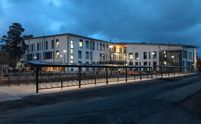 Pyöräkatos Kinnarin koululla ilta valaistuksella