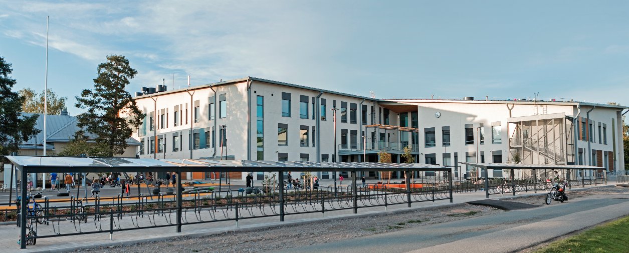 Kinnarin koulu ja pyöräkatokset