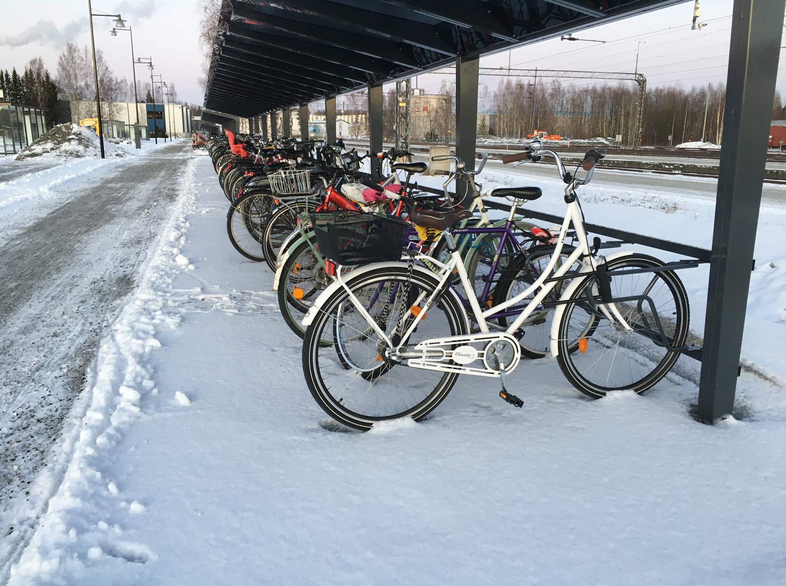 Pyöräkatokset Joenuusn rautatieasemalla
