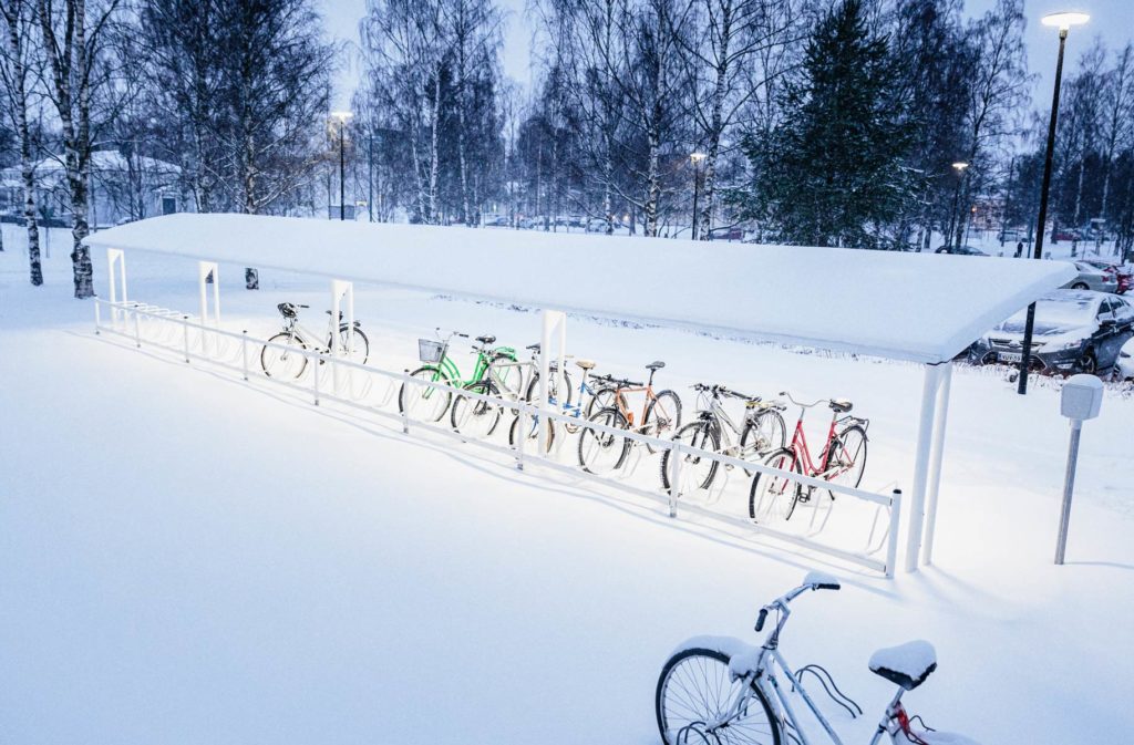 valkoiset pyöräkatokset valaistuksella