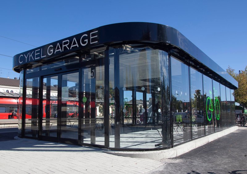 Cykelgarage FLOW med glasväggar på tågstationen i Katrineholm