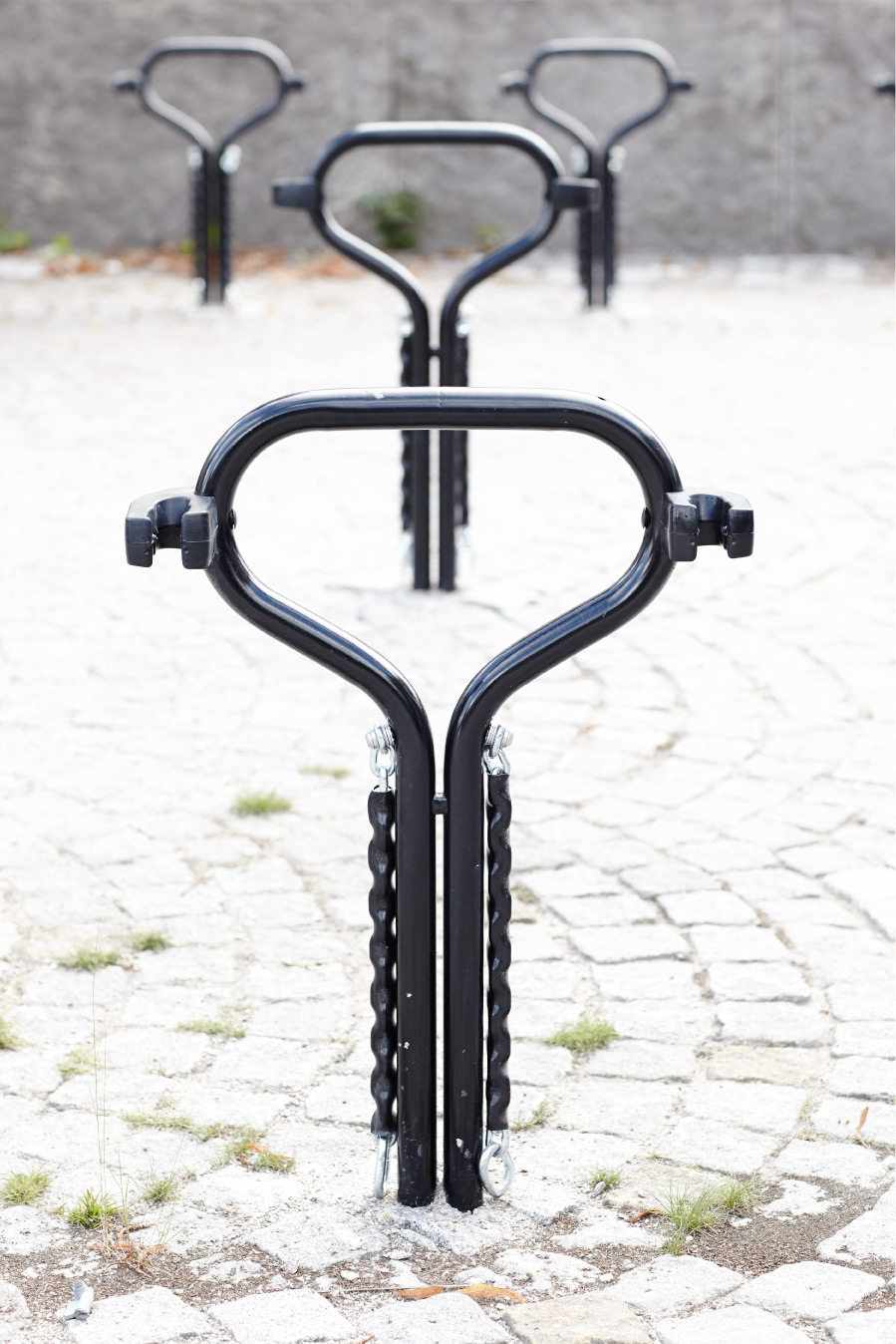Sykkelstativ og sykkelpullert BETA - sykkelen stilles i holderen eller ved siden av med fastlåsing i ”hjertet” eller låsekjettingen.