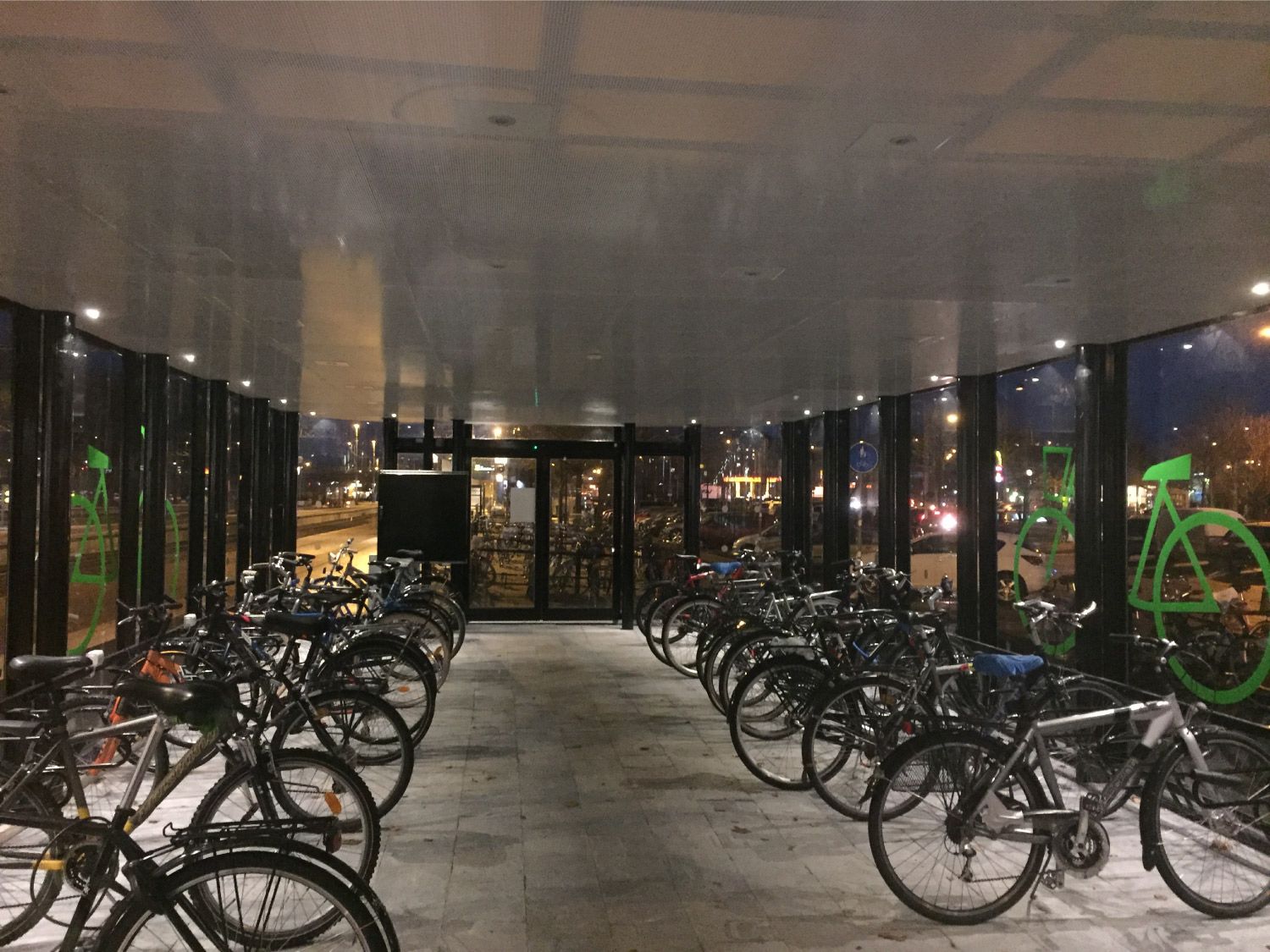 Cykelgarage FLOW med invändig led belysning på tågstationen i Katrineholm
