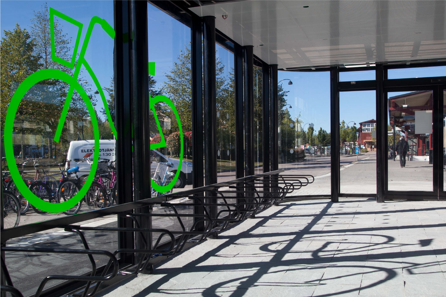 Cykelgarage FLOW med glasväggar på tågstationen i Katrineholm