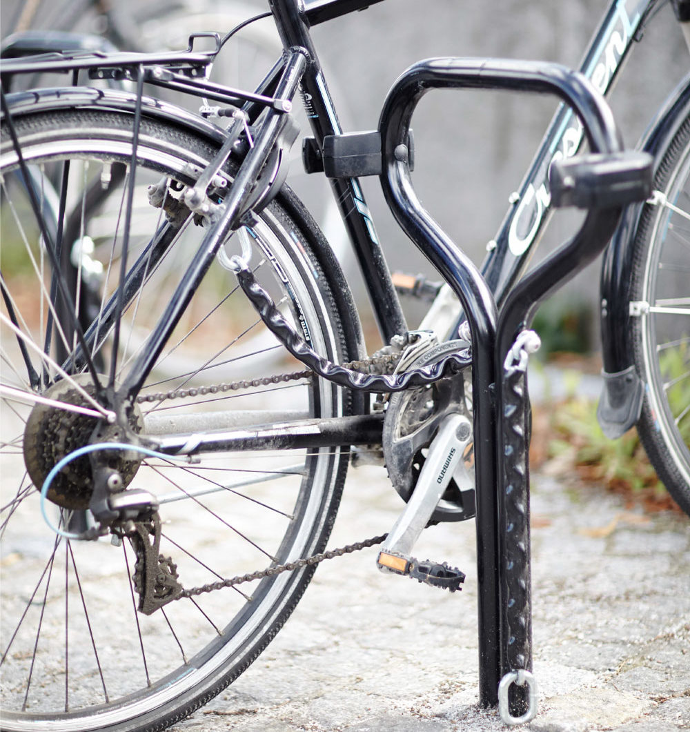 Cykel fastlåst med kätting i BETA cykelpollare från Cyklos