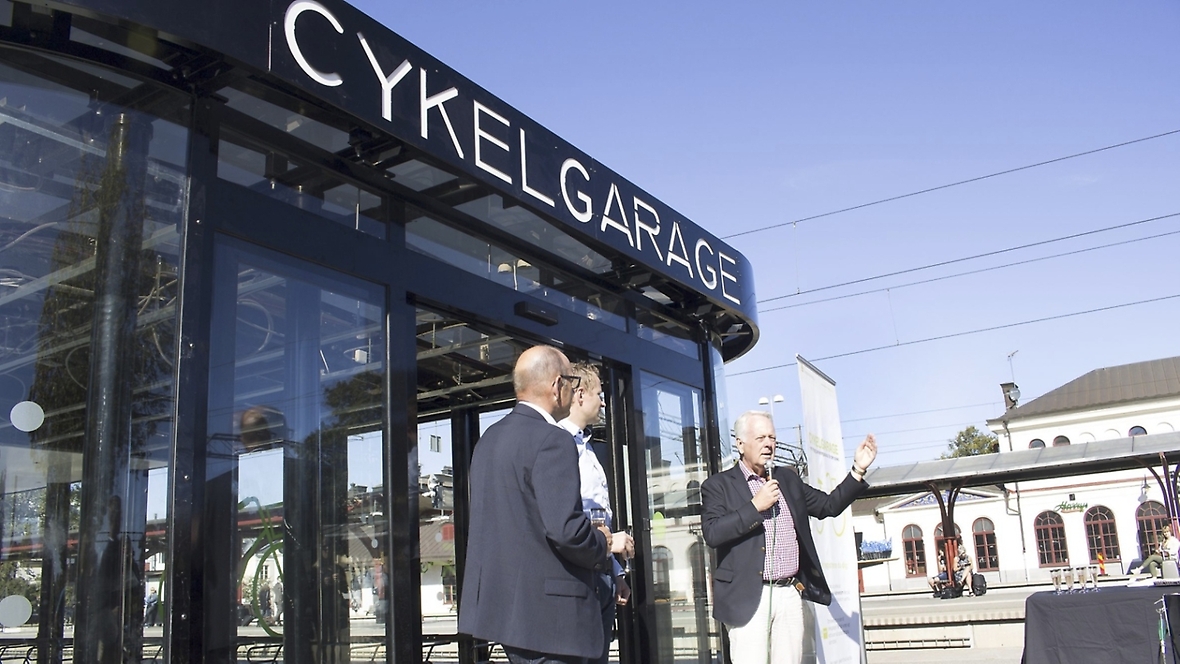 Invigning av Cykelgarage FLOW med glasväggar på tågstationen i Katrineholm