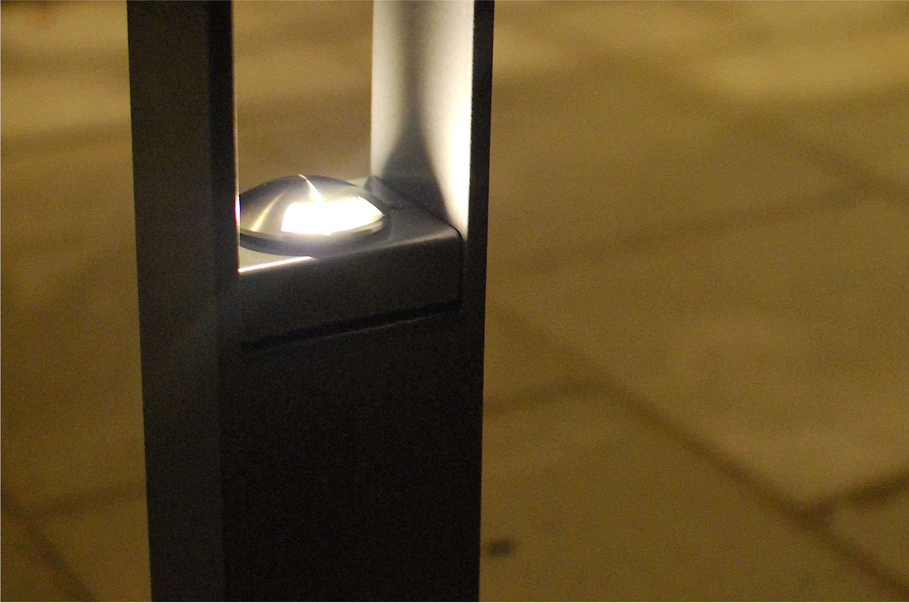 Kvällsbild av cykelpollare LUX från Cyklos med infälld LED-belysning
