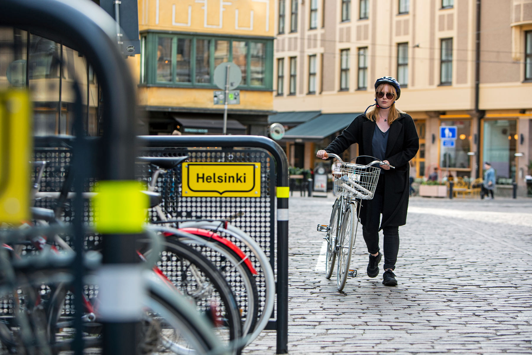 Cykelhage som skyddar cykelställ på gator i städer