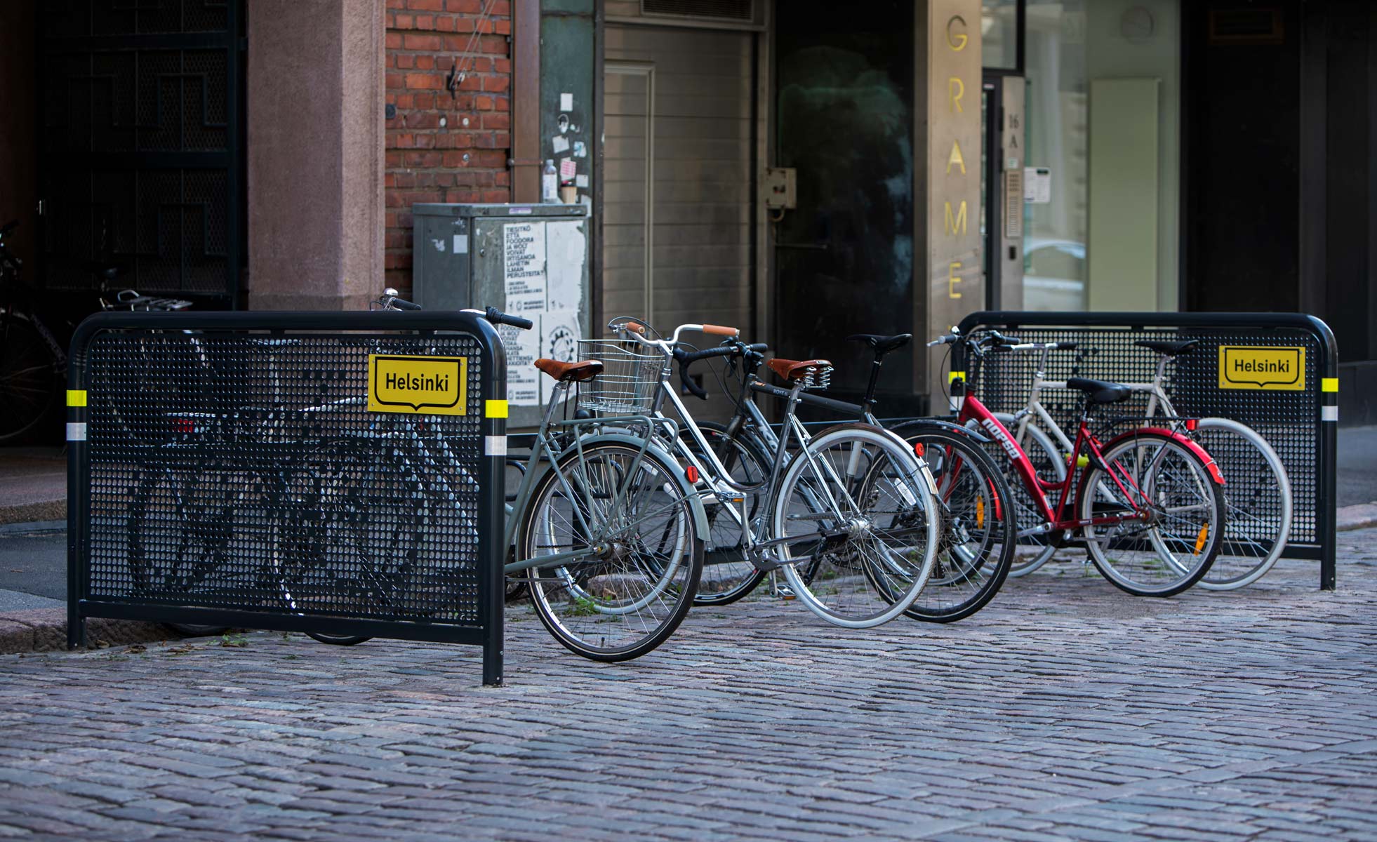 Cykelhage som skyddar cykelställ i gatumiljö