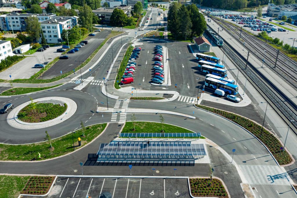 Cykeltak i glas vid tågstation