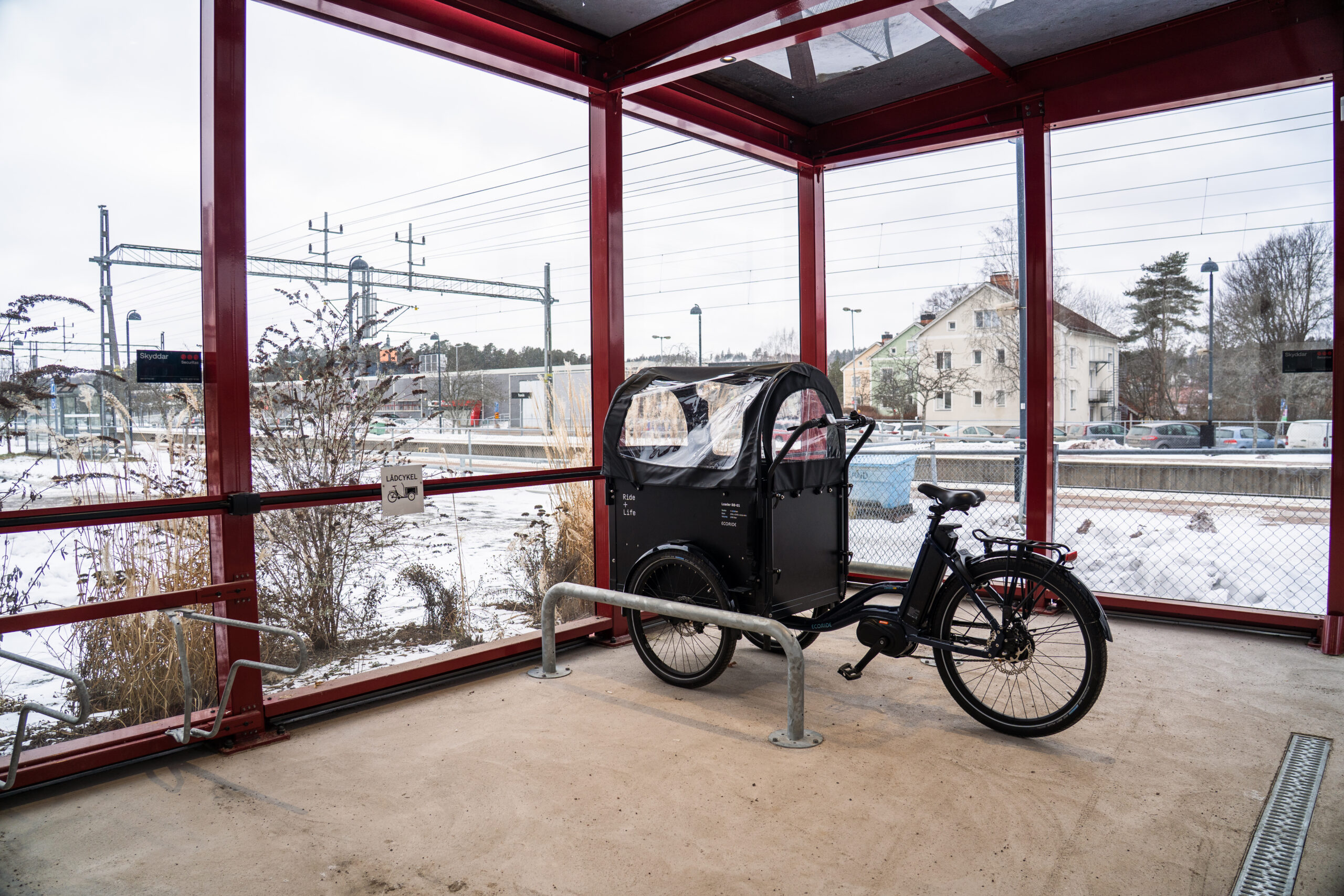 LINK Cykelgarage vid Tranås resecentrum med trygg och vädertät cykelparkering för pendlare.