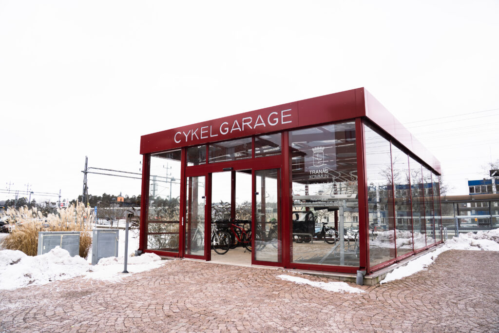 LINK Cykelgarage integrerat vid Tranås resecentrum som del av stadens mobilitetsnav.