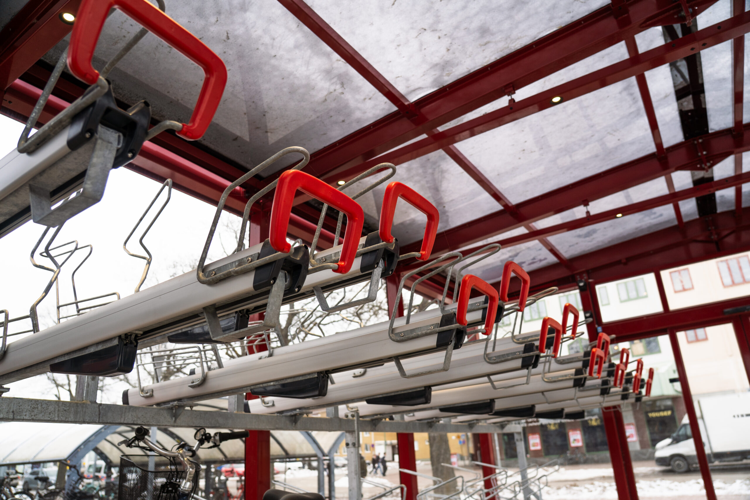 Detalj av LINK Cykelgarage i Tranås med robust stålkonstruktion och vädertät utformning.